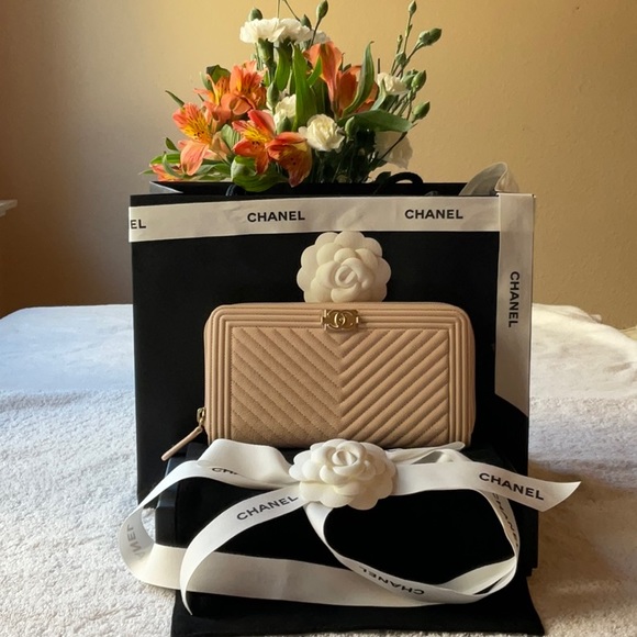 🌹CHANEL ZIP AROUND WALLET 🌹 - Picture 4 of 16